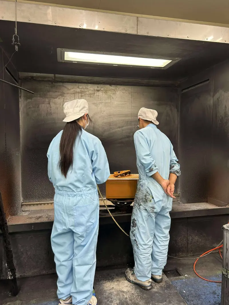 塗装の仕上がり確認の様子